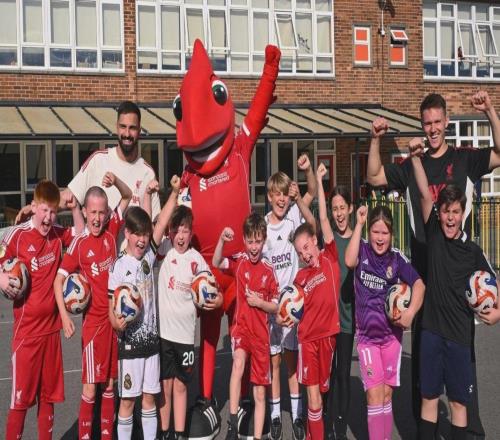 馬馬爾達什維利和伍德曼亮相小學(xué)校園，參加慈善基金會(huì )行動(dòng)